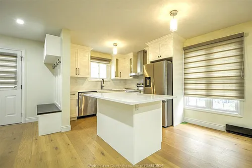 1395 Bayswater Cres Photo 1