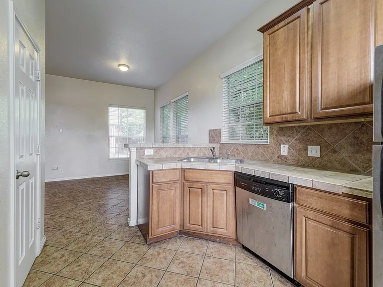 5102 Caswell Ave — Photo 4