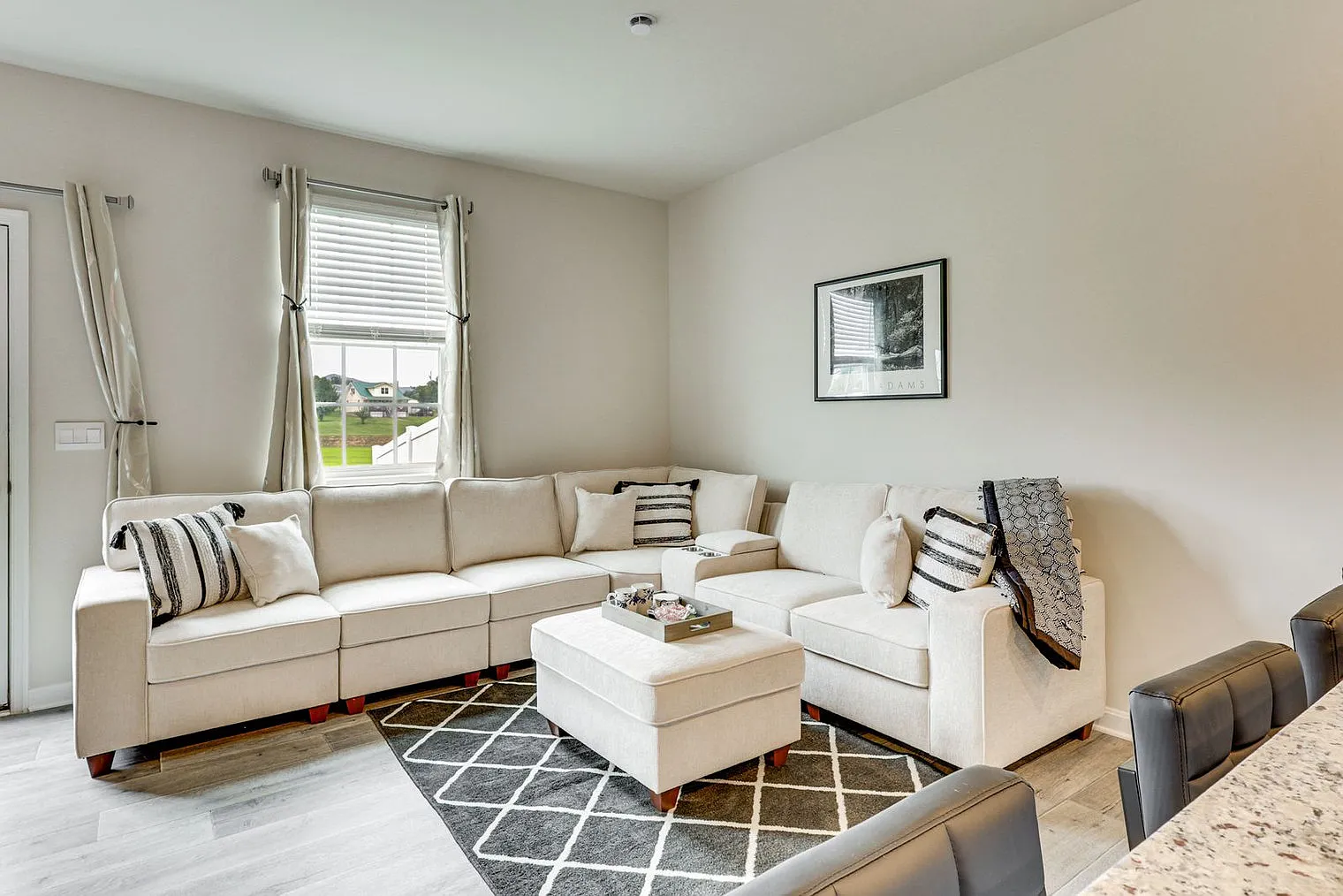 3 bed, 2.0 bath, 1496 sqft, $3,580 — Photo 1