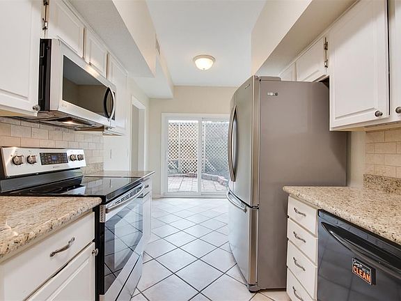3rd image of 1330 Augusta Dr APT 25