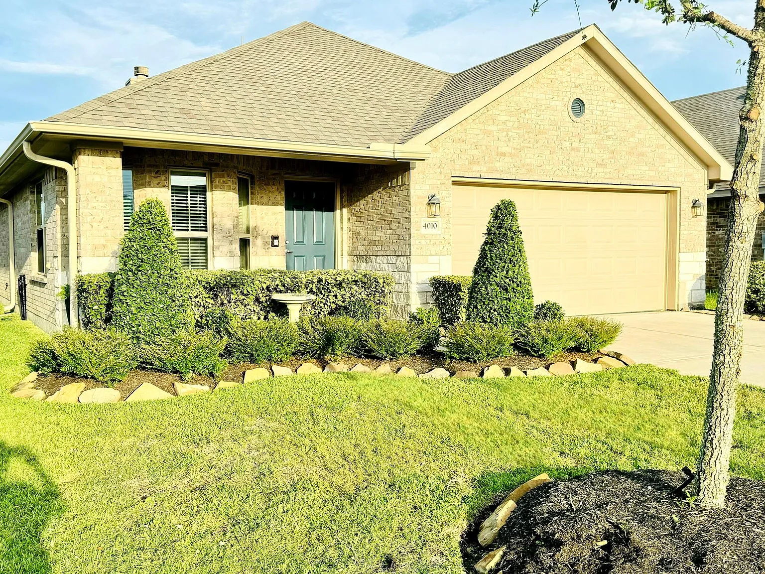 3 bed, 2.0 bath, 1720 sqft, $2,500 — Photo 2
