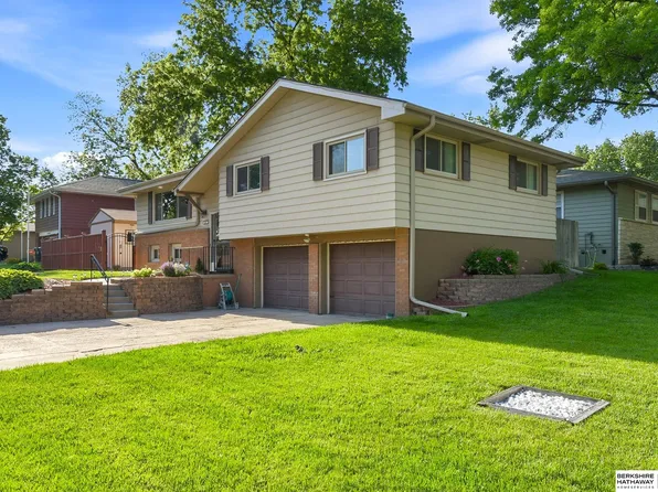 4452 Shady Lane Cir, Omaha, NE 68105
