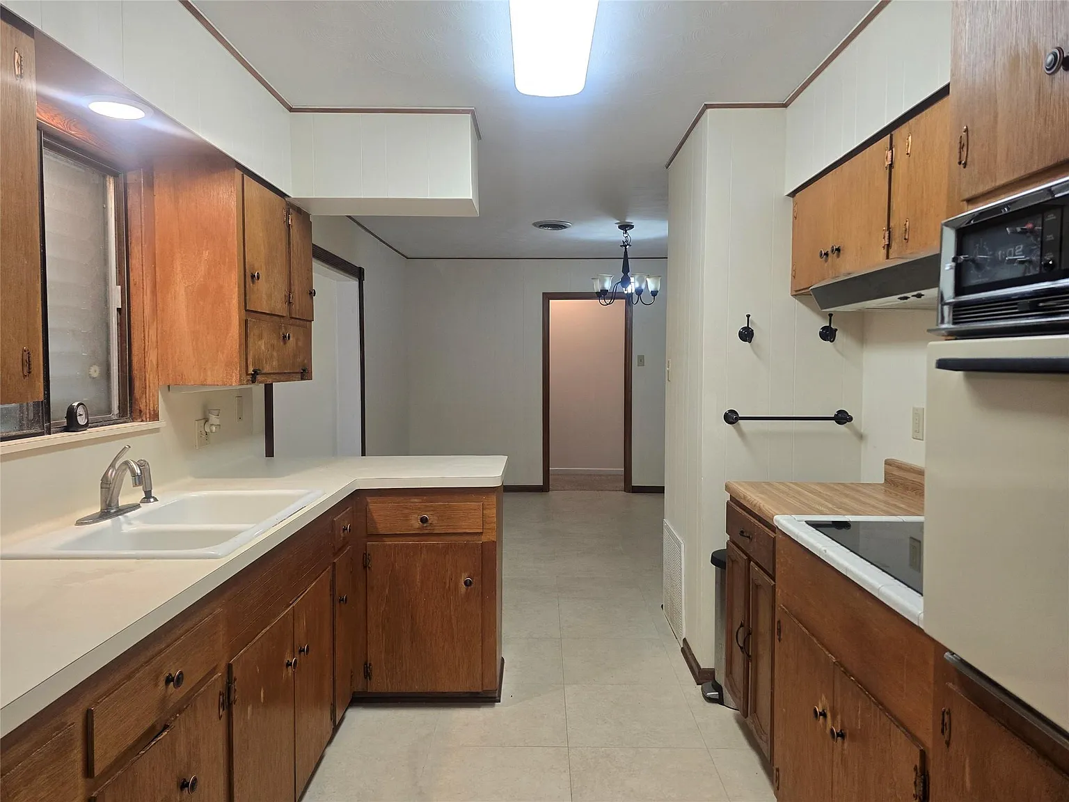 3 bed, 1.5 bath, 1261 sqft, $1,850 — Photo 2