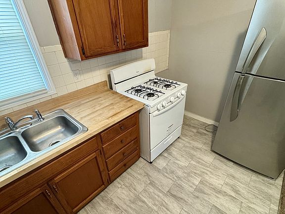3rd image of 8200 Oak Dr