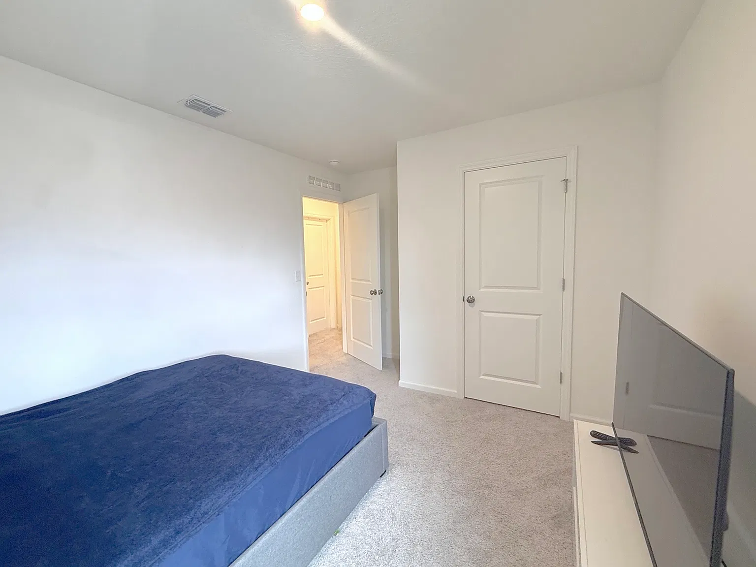 4 bed, 2.5 bath, 1964 sqft, $2,300 — Photo 3