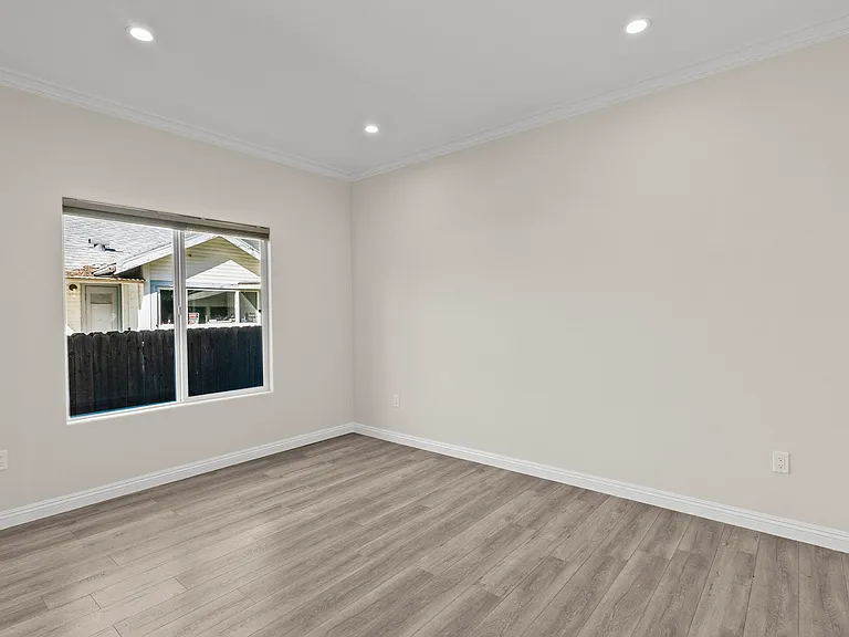 6715 Cedros Ave — Photo 12