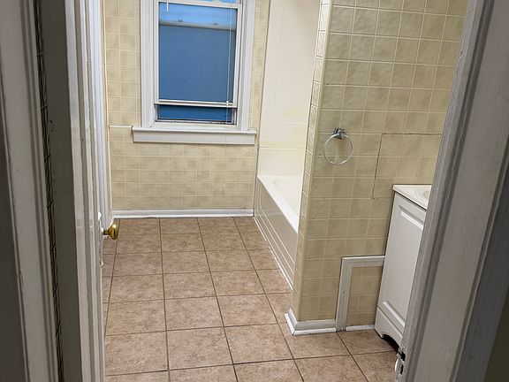 5th image of 3162 Trowbridge St #1