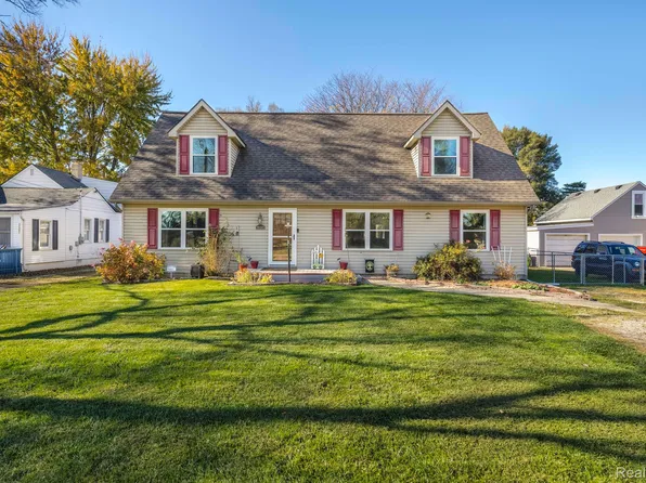 39345 Shoreline Dr, Harrison Township, MI 48045
