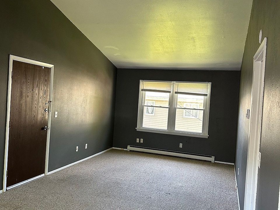 Large main living area with vaulted ceilings