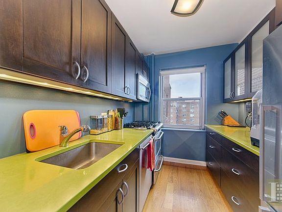 3rd image of 550 Grand St APT H11c