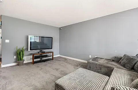 1065 Barney St — Photo 16