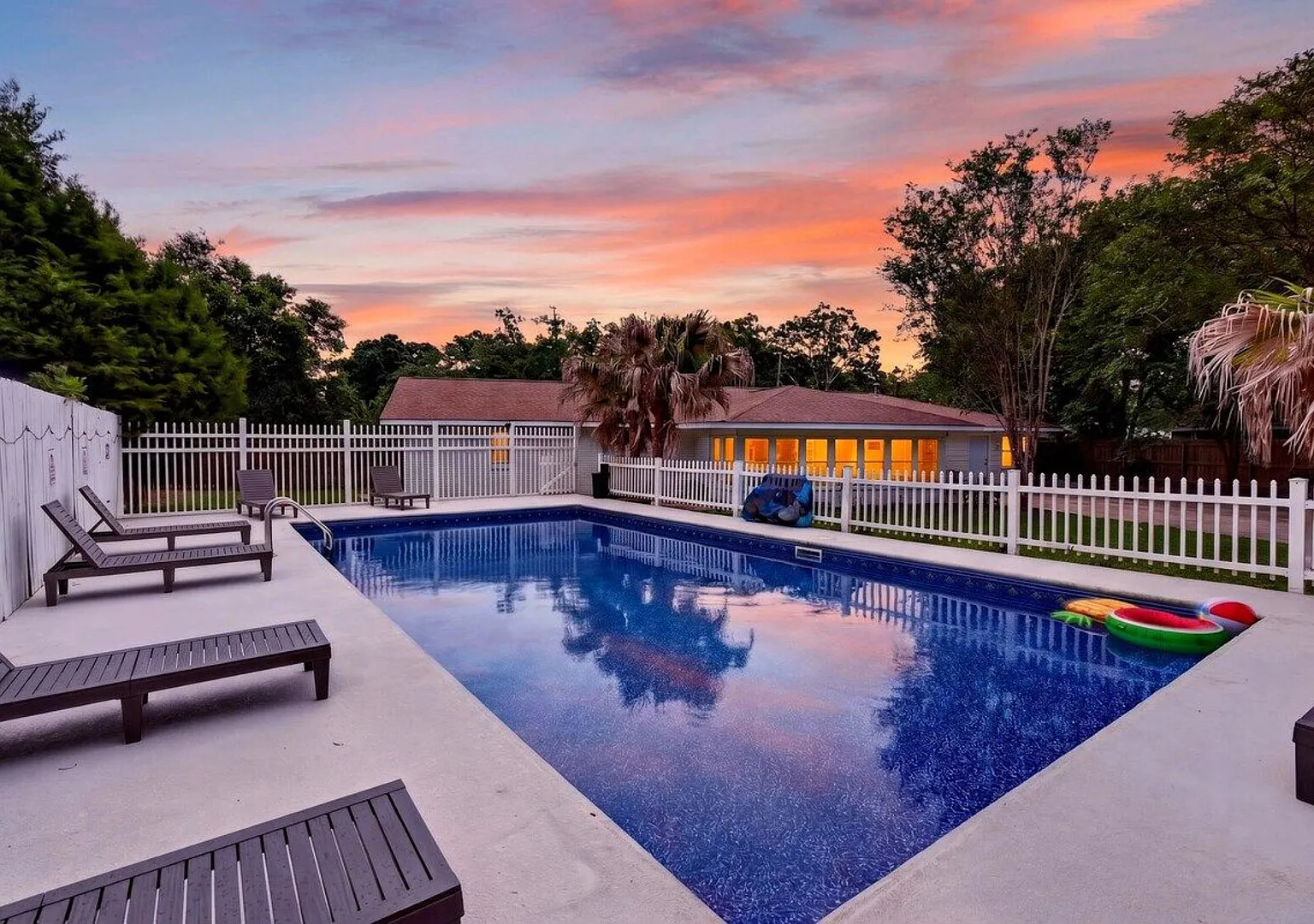 Private Coastal Retreat w/ Pool, Sleeps 12 — Photo 4