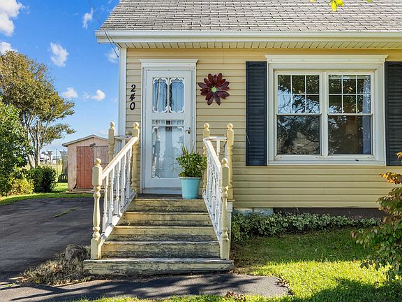 5th image of 240 Carleton St