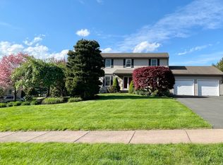 19 Clover Ln, Manchester, CT 06040