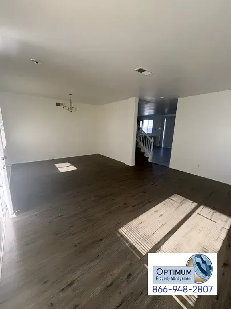 Beautiful 5 Bedroom, 3 Bathroom Two-Story Home with Loft & Spacious Backyard — Photo 4