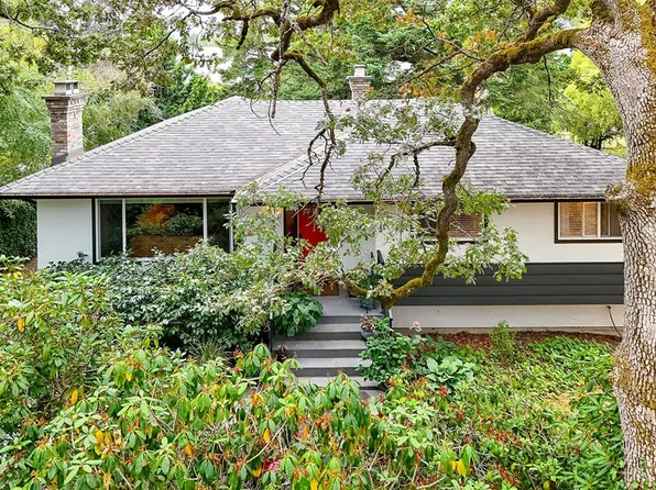 3960 Cumberland Rd, Saanich, BC V8P 3J8