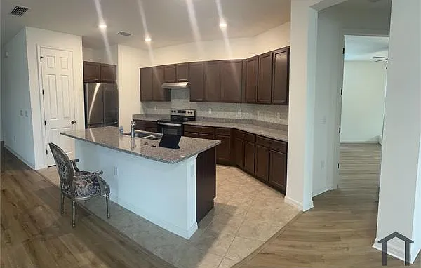 4 bed, 1989 sqft, $3,880 — Photo 3