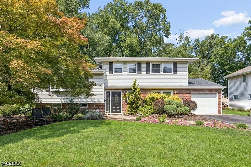 1st image of 11 Surrey Ln