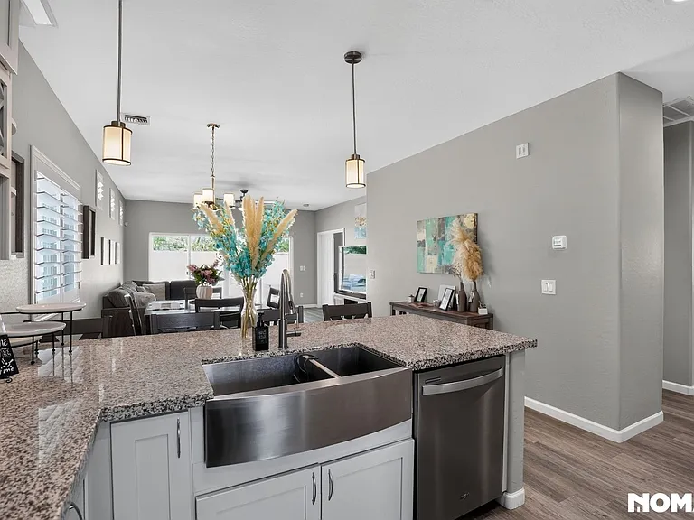 524 W Harwell Rd — Photo 3