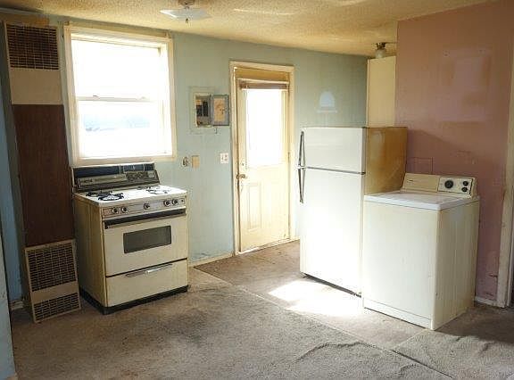 5th image of 605 Elm St