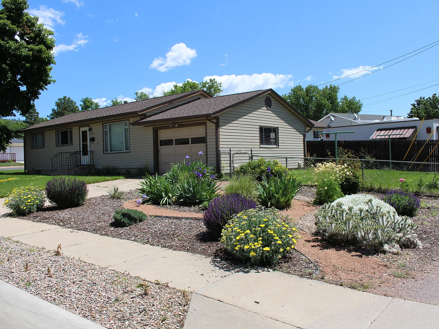 3 bed, 1025 sqft, $1,600 — Photo 2