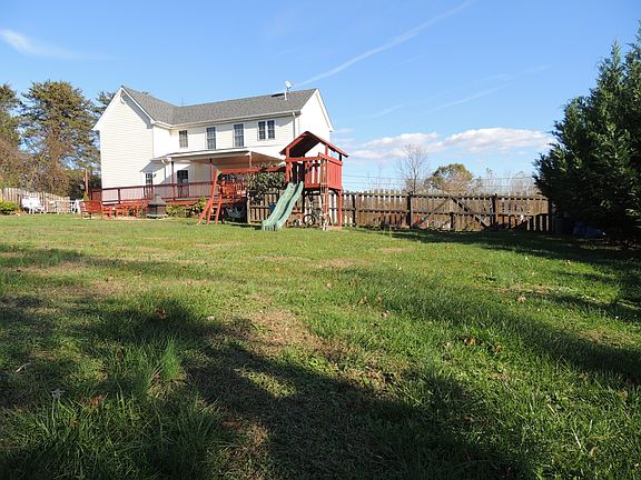 Fully Fenced USABLE yard!