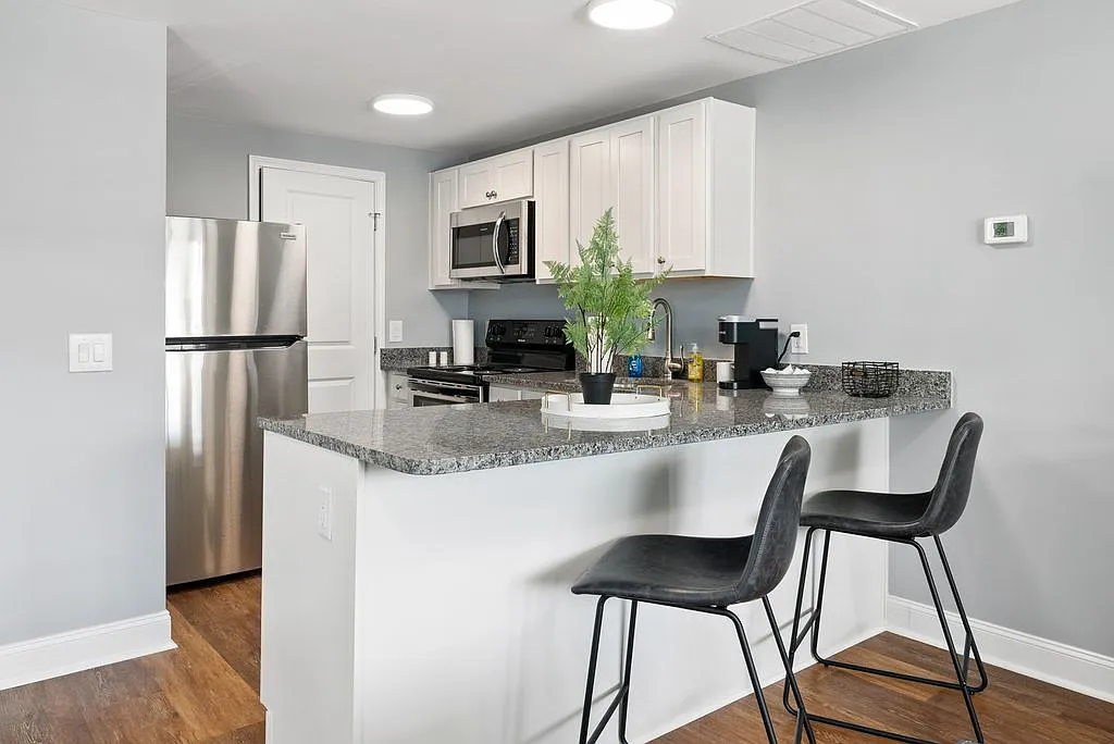 567 Riverview Apartments — Photo 3