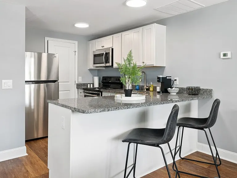 567 Riverview Apartments — Photo 3