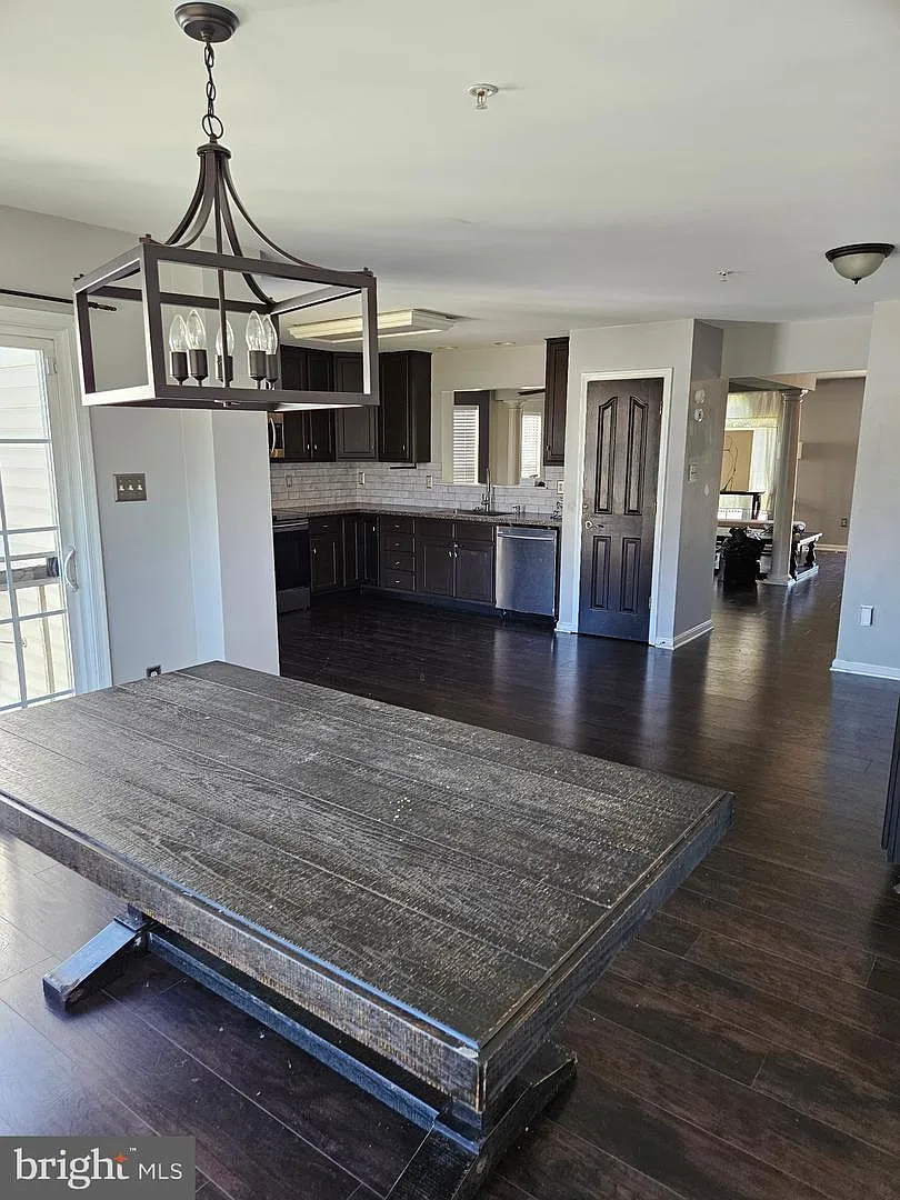 4 bed, 3.5 bath, 2484 sqft, $2,400 — Photo 4