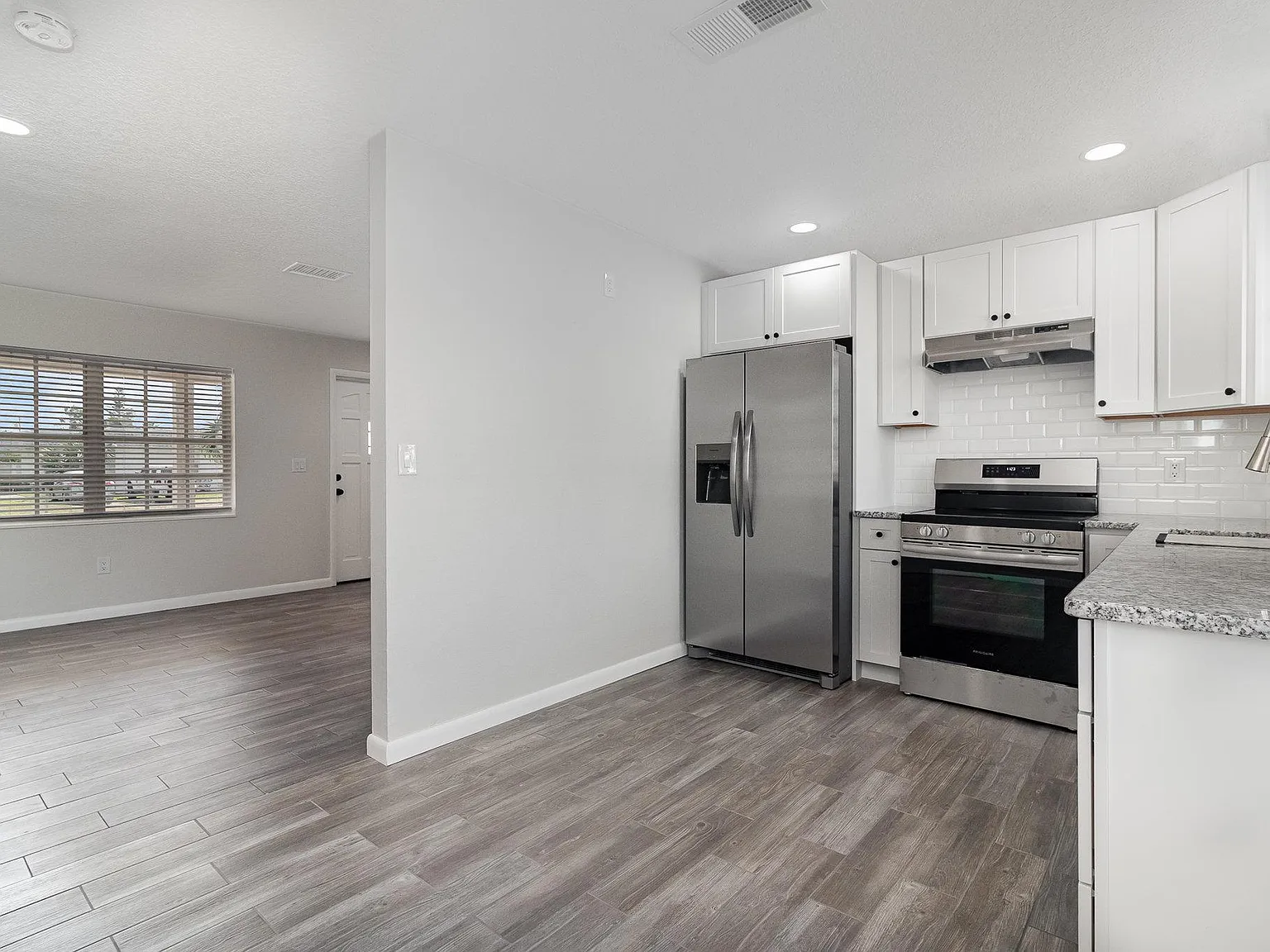 2 bed, 877 sqft, $2,300 — Photo 4