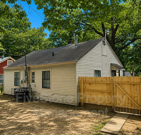 1300 Robin Hood Ln — Photo 18