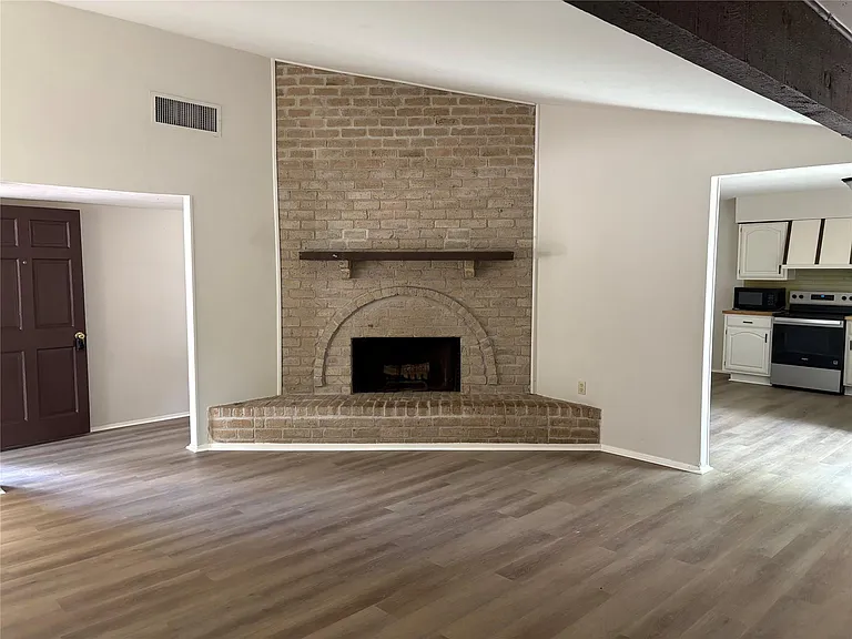 18310 Navajo Trail Dr — Photo 2