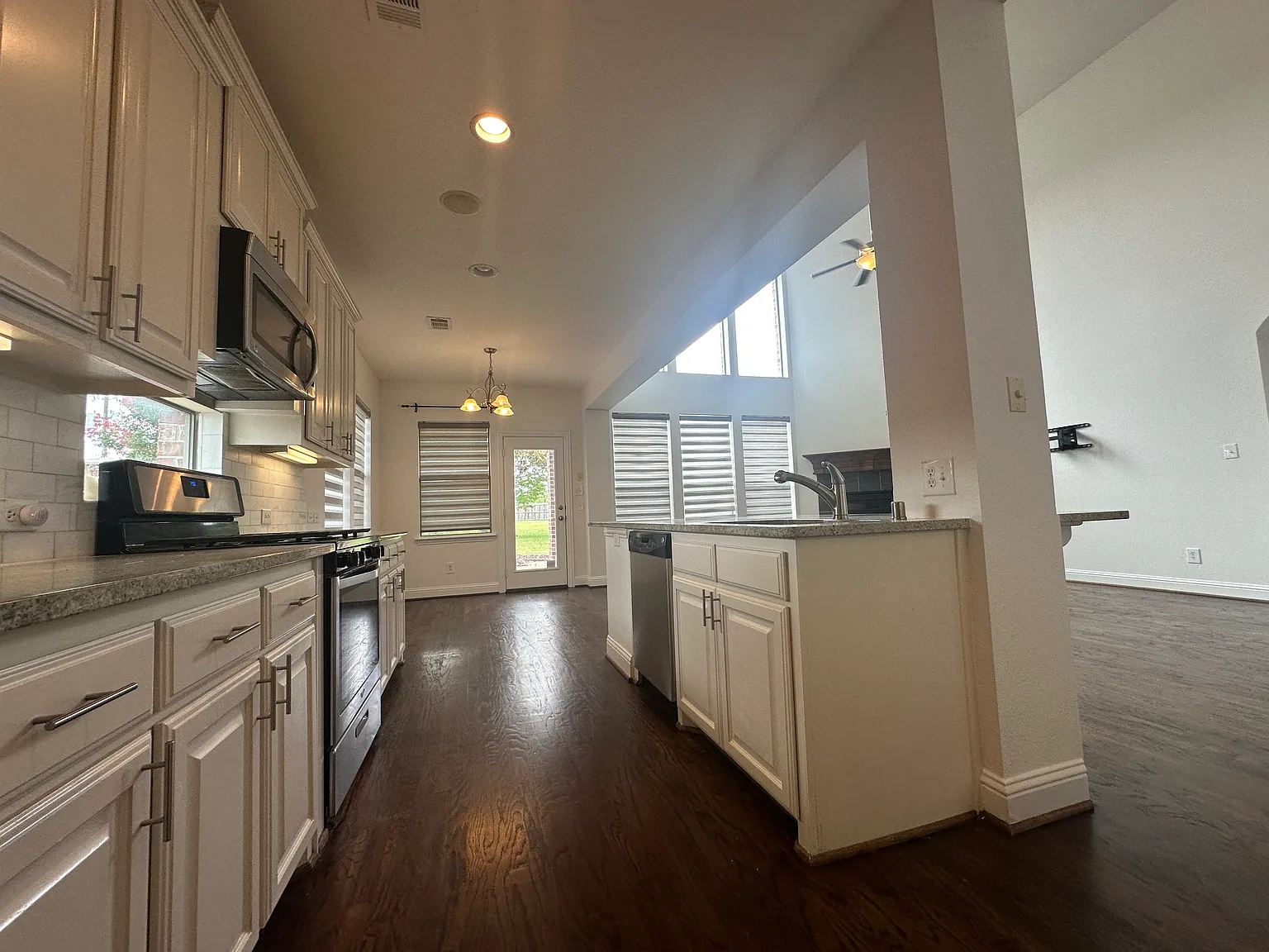 4 bed, 3.5 bath, 3099 sqft, $3,100 — Photo 3