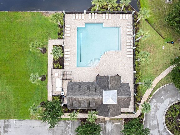 3rd image of 867 La Mancha Dr