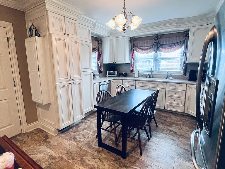 229 W F St — Photo 9