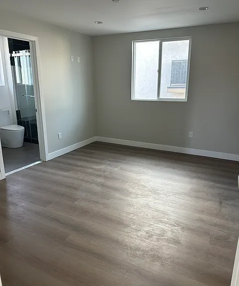 11945 Victory Blvd — Photo 14