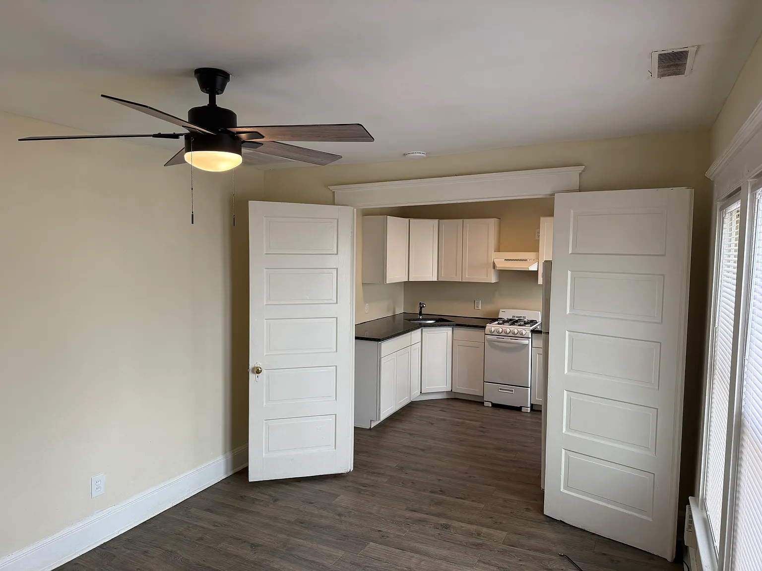 Studio, 400 sqft, $875 — Photo 2