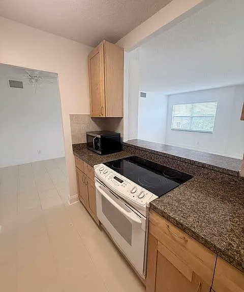 2555 NE 11th St #402 — Photo 6