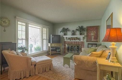 Cozy Family Room w/fireplace