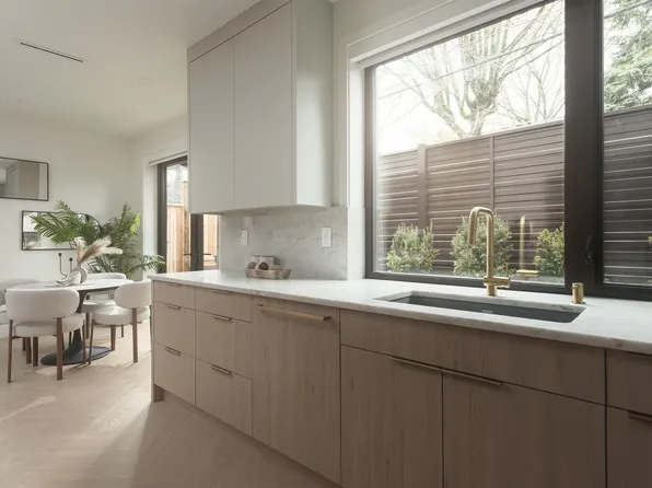 3393 Victoria Dr #2, Vancouver, BC V5N 4J8