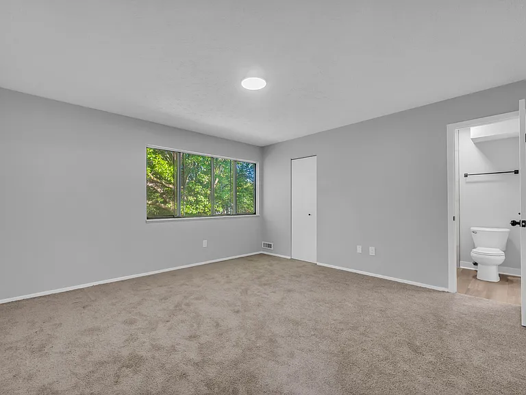 518 Turnberry Ln — Photo 18