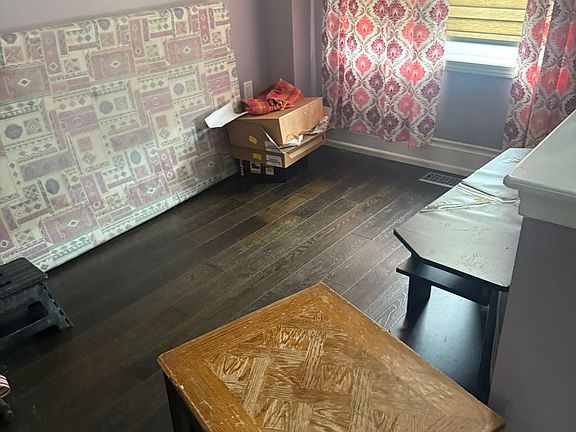 3rd image of 31 Feeder St