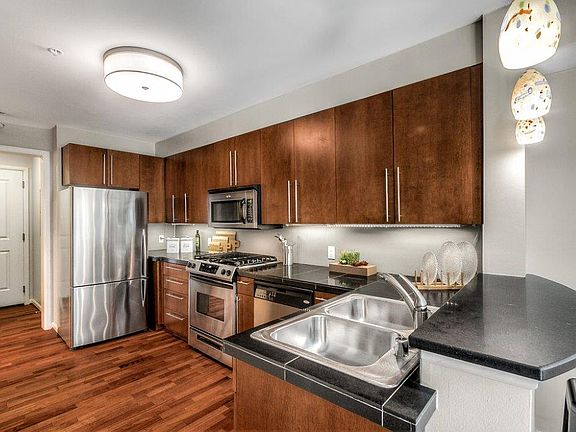 5th image of 124 Bellevue Ave E Unit 300