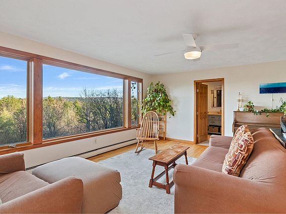 3rd image of 34 Knoll Circle