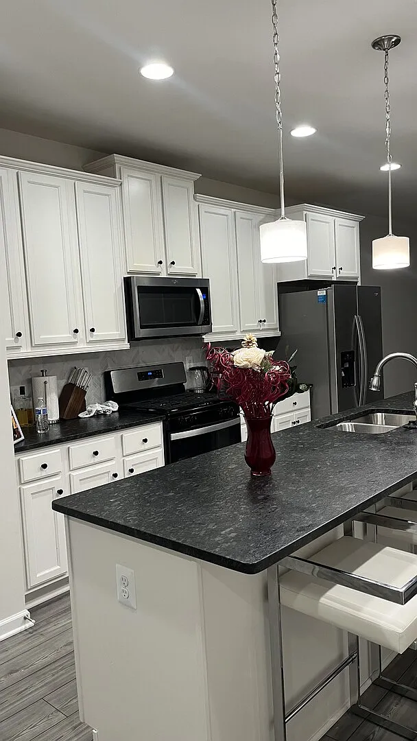 New Beautifully Maintained Townhouse in Quiet Community — Photo 2