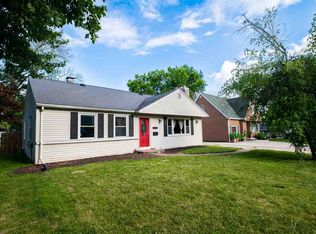 4014 N Hollyridge Cir, Peoria, IL 61614