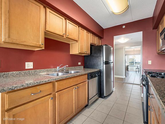 5th image of 17212 Oak Park Ave Unit 2SE