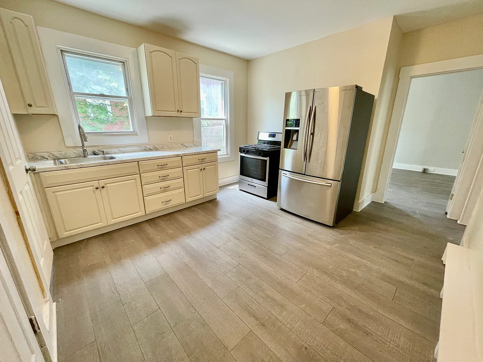 3 bed, 1150 sqft, $2,300 — Photo 2