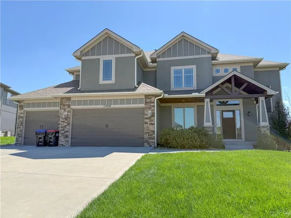 12706 S Laci Cir, Lake Lotawana, MO 64086