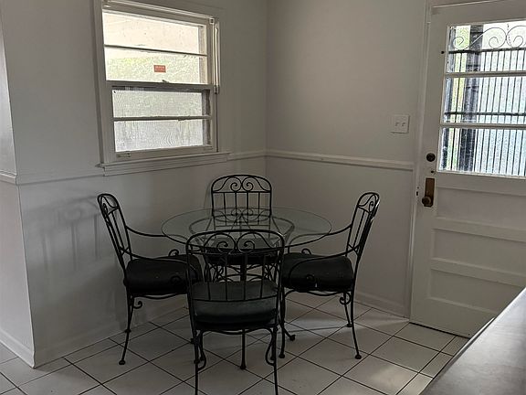 3rd image of 2404 Perry Cv